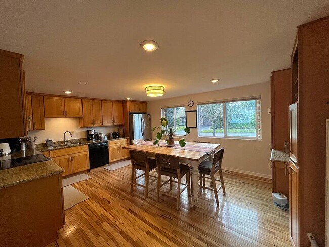 Cocina - 9220 11th Ave SW