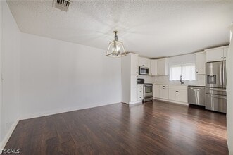 Building Photo - 1418 Park Shore Cir