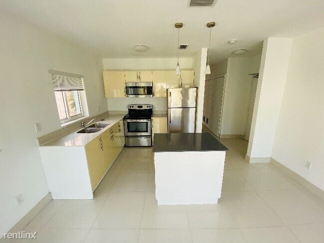 Building Photo - 6889 Bay Dr