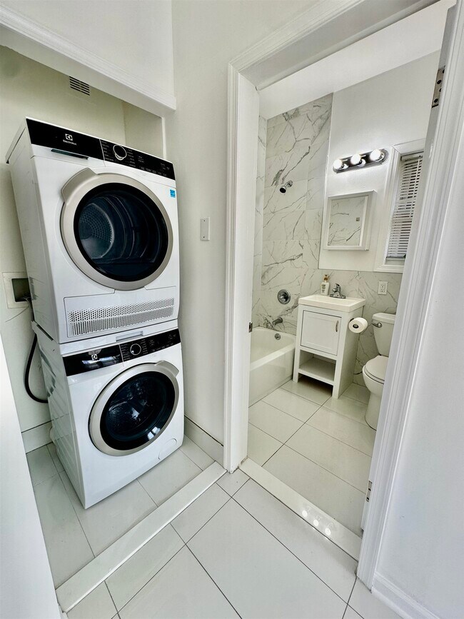 Building Photo - 247 Clendenny Ave