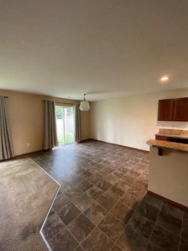 Building Photo - Kent Rambler for rent in cul-de-sac