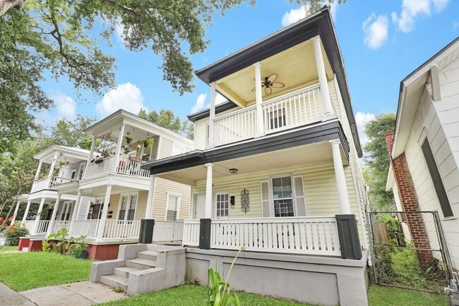 Building Photo - ANNUAL Furnished 2/1 rental in Downtown Sa...