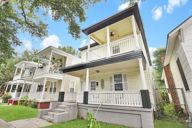 Foto del edificio - ANNUAL Furnished 2/1 rental in Downtown Sa...