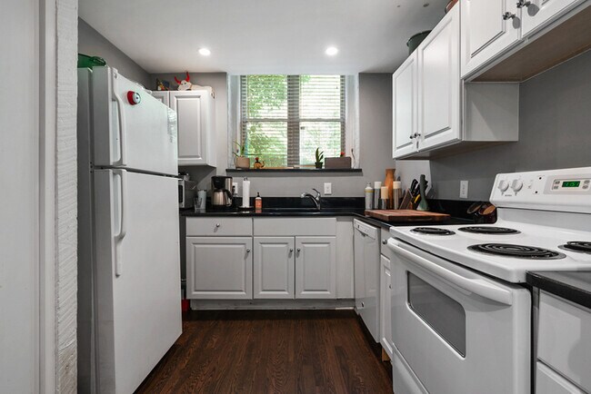 Building Photo - 590 Elmwood Dr NE