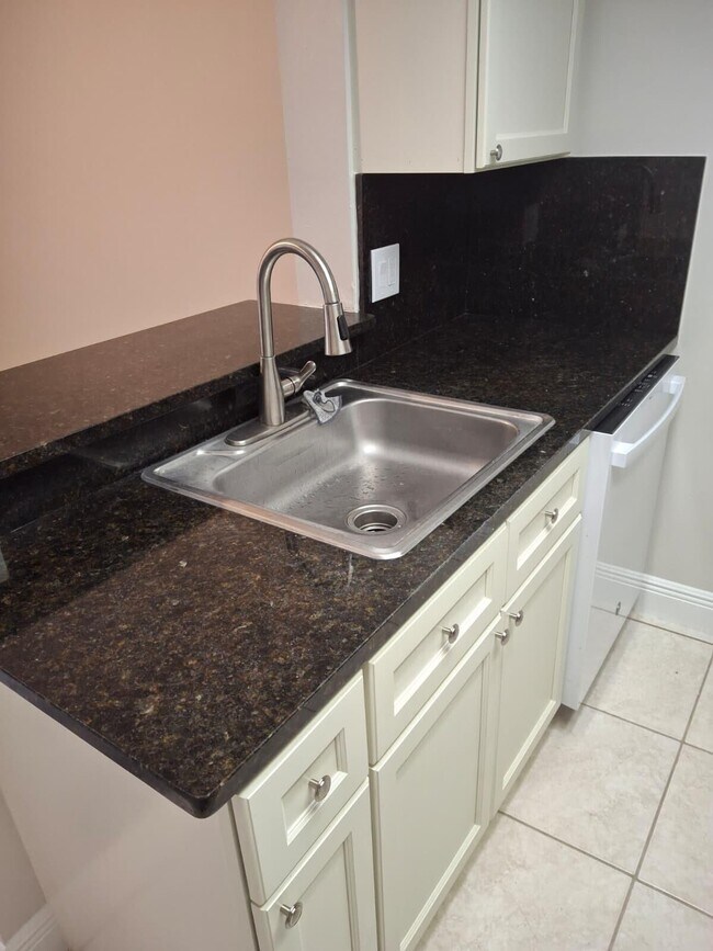 Foto del edificio - 3222 Coral Lake Ln