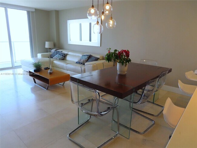 Foto del edificio - 5701 Collins Ave