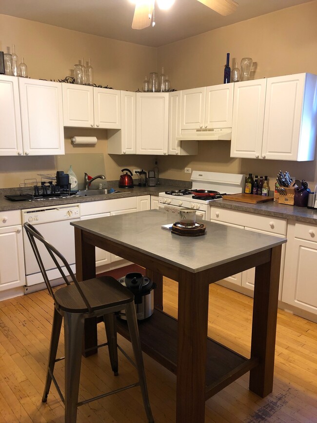 Modern, eat-in kitchen will all amenties - 2429 W Leland Ave