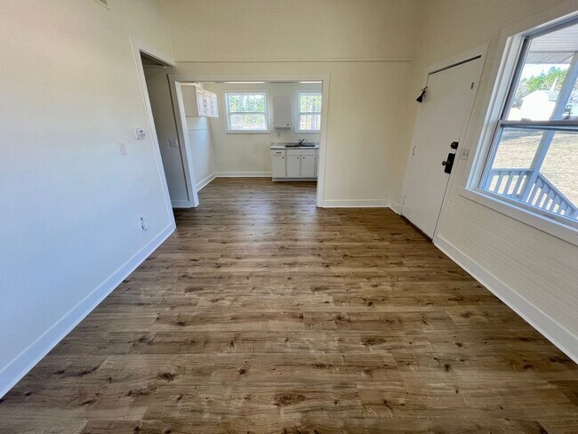 Foto del edificio - Charming Three Bedroom Home Near SC Farmers Market