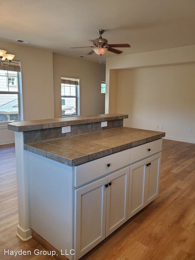 Foto del edificio - 2 br, 2.5 bath House - 610 NW Adwick Dr