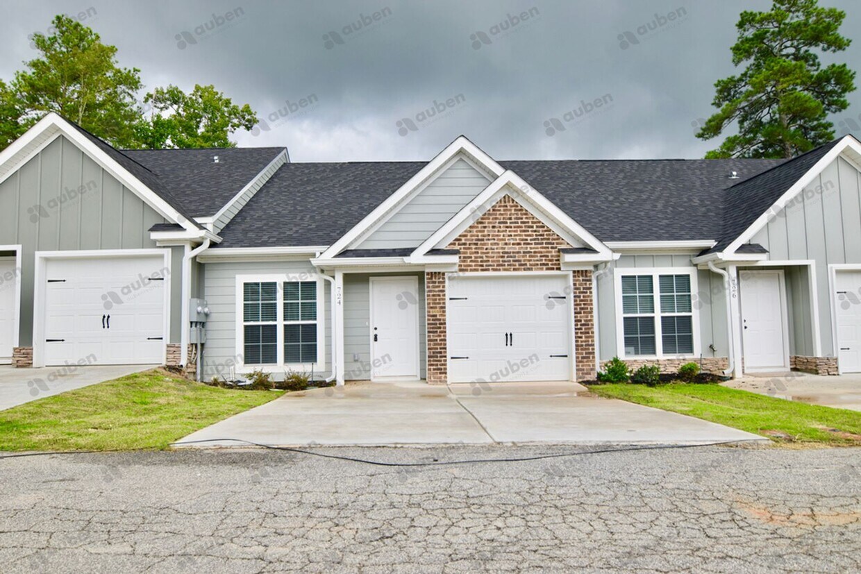 Primary Photo - Like new 3 bed/3 bath single-family home f...