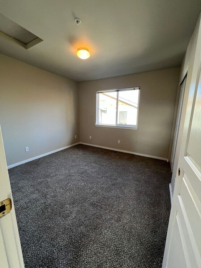 Foto del edificio - 3 Bed/2.5 Bath Townhome Style Unit in SW Bend - Attached Garage