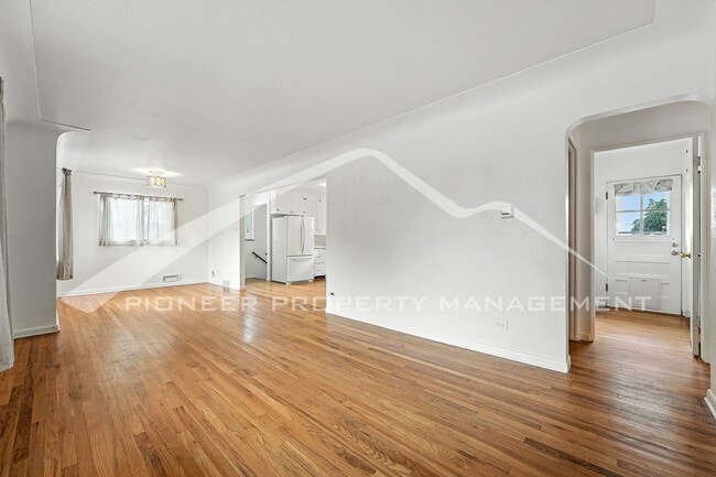 Building Photo - Gorgeous Home with Washer/Dryer and Fenced...