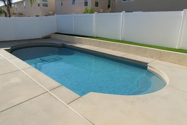 Foto del edificio - 4BR w/ Pool, Solar & A/C in Perris