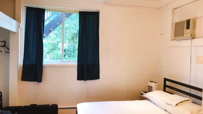 Building Photo - 5818 Hobart St