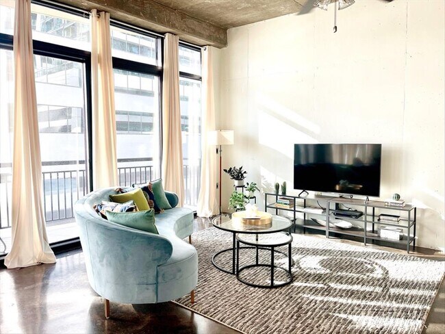 Foto del edificio - 311 W 5th St