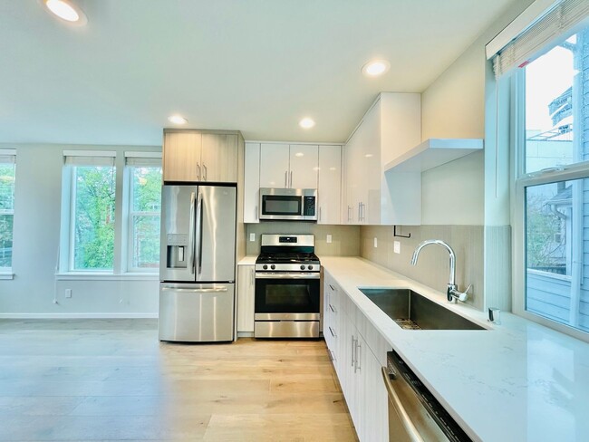 Building Photo - New Construction Townhome in Leschi Community!
