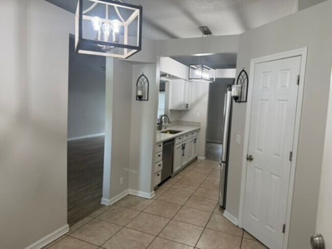 Building Photo - 4 Bed 2 Bath Move In Available 8/24
