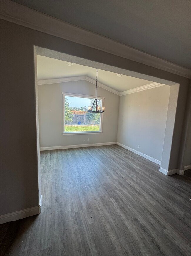 Foto del edificio - 4 BED 2.5 BATH HOME IN REDDING, CA