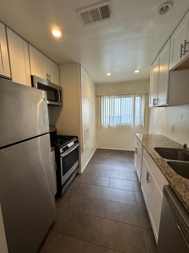 Kitchen - 1212 N Formosa Ave