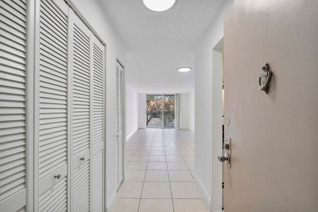 Foto del edificio - 1-Bedroom, 1.5-Bathroom Apartment in North Miami – Prime Location!