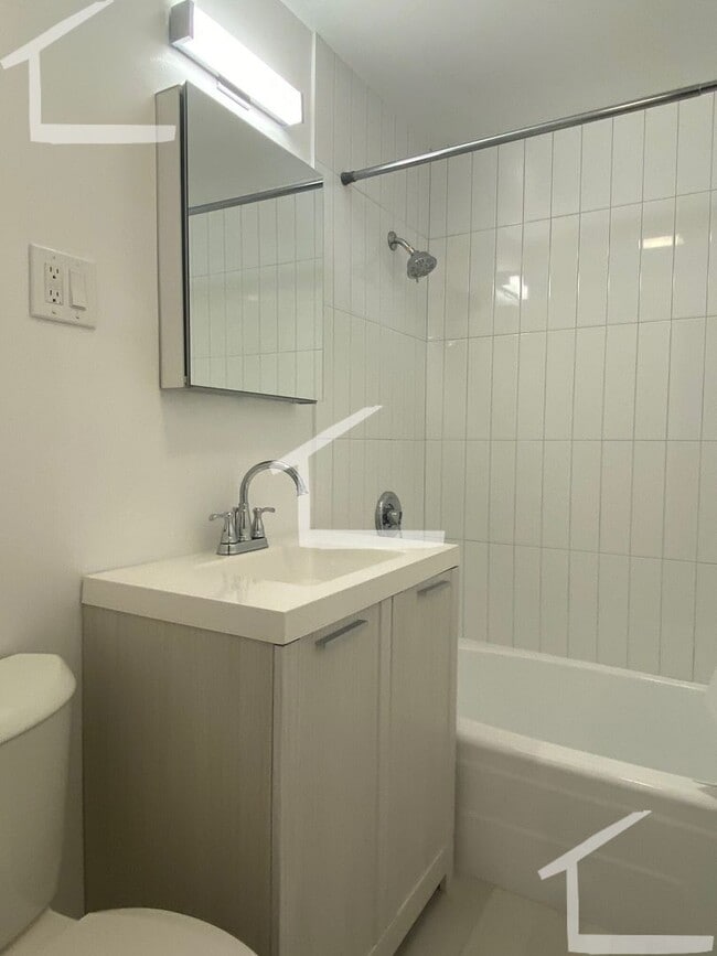 Building Photo - Beautiful Studio Apartment Right in The Ba...