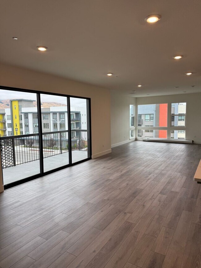 Foto del edificio - $4,800 / 3 BR – LUXURY TOP-FLOOR UNIT IN WARM SPRINGS WITH RESORT-STYLE AMENITIES