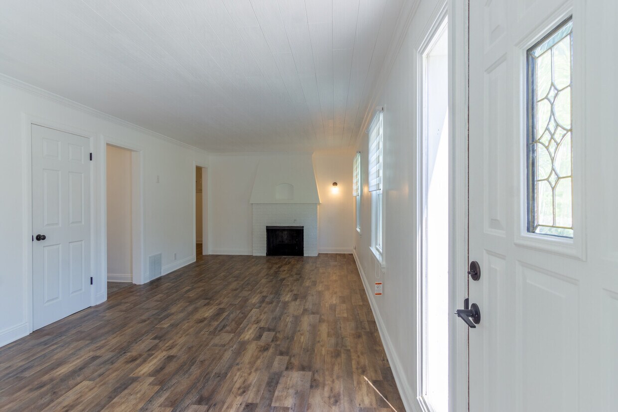 Foto principal - 906 W 101st Terrace