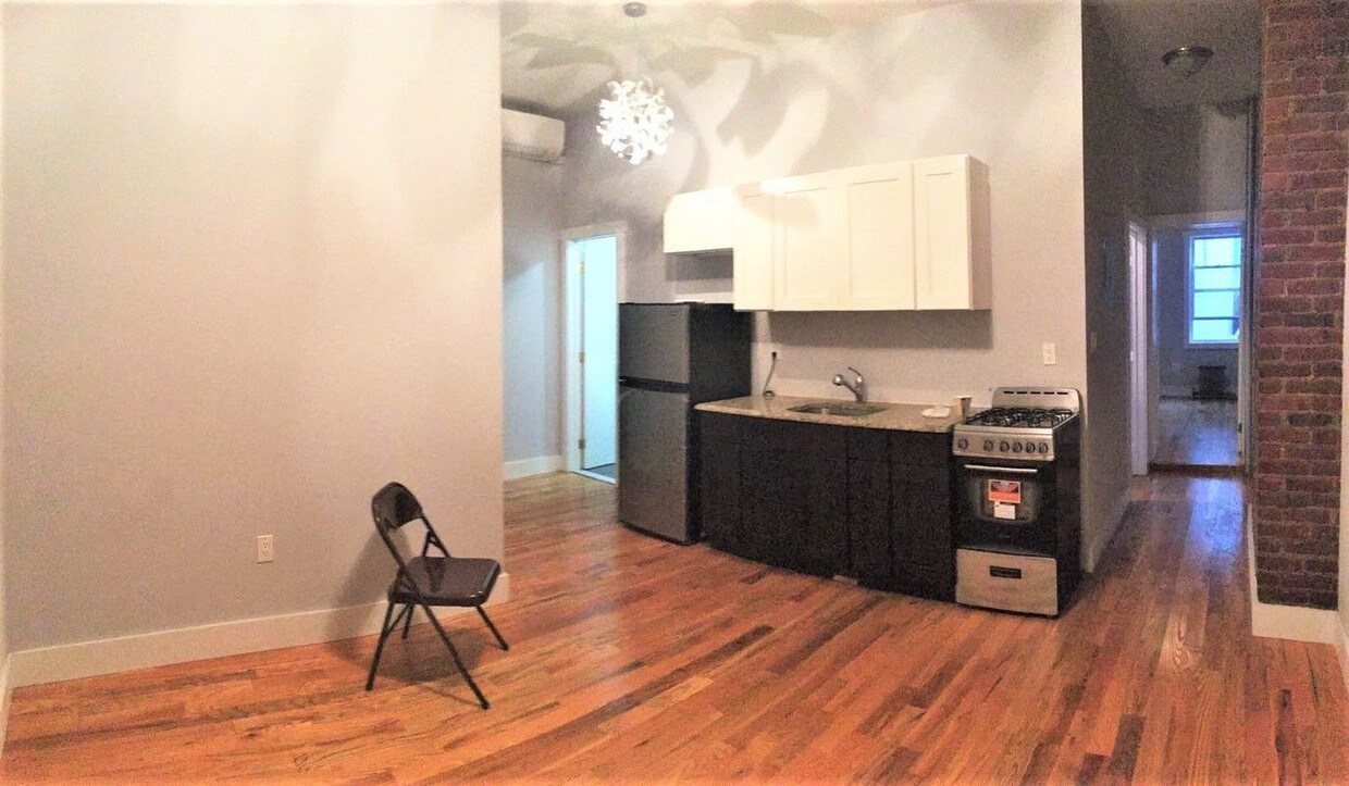 Primary Photo - 131 Montrose Ave