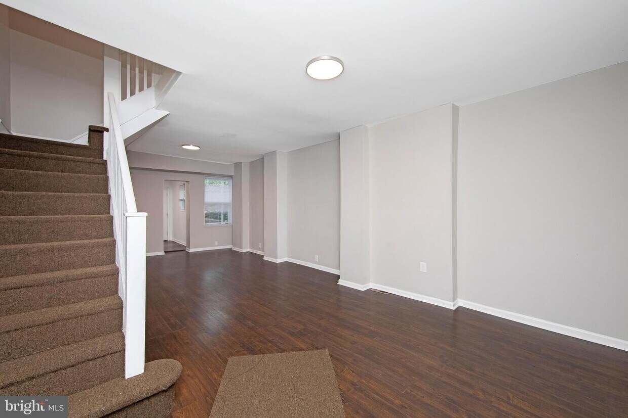 Primary Photo - 5449 Delancey St
