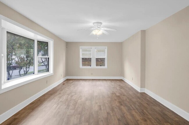 Foto del edificio - Spacious 5BR Home with Fenced Backyard in Norfolk