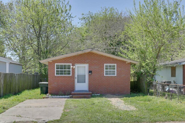 Building Photo - 14 Hopkins St