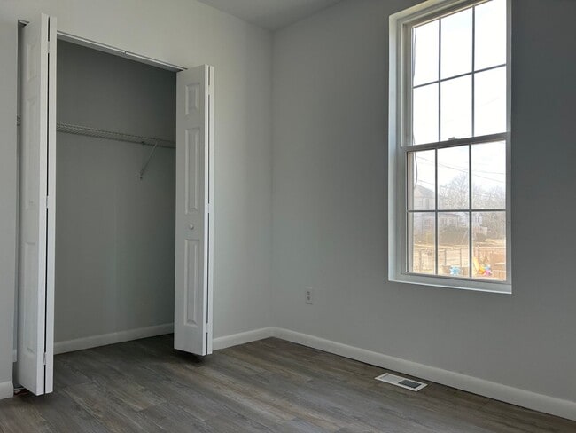 Building Photo - 4 Bedroom 2 Bath House - Ready for Move-In