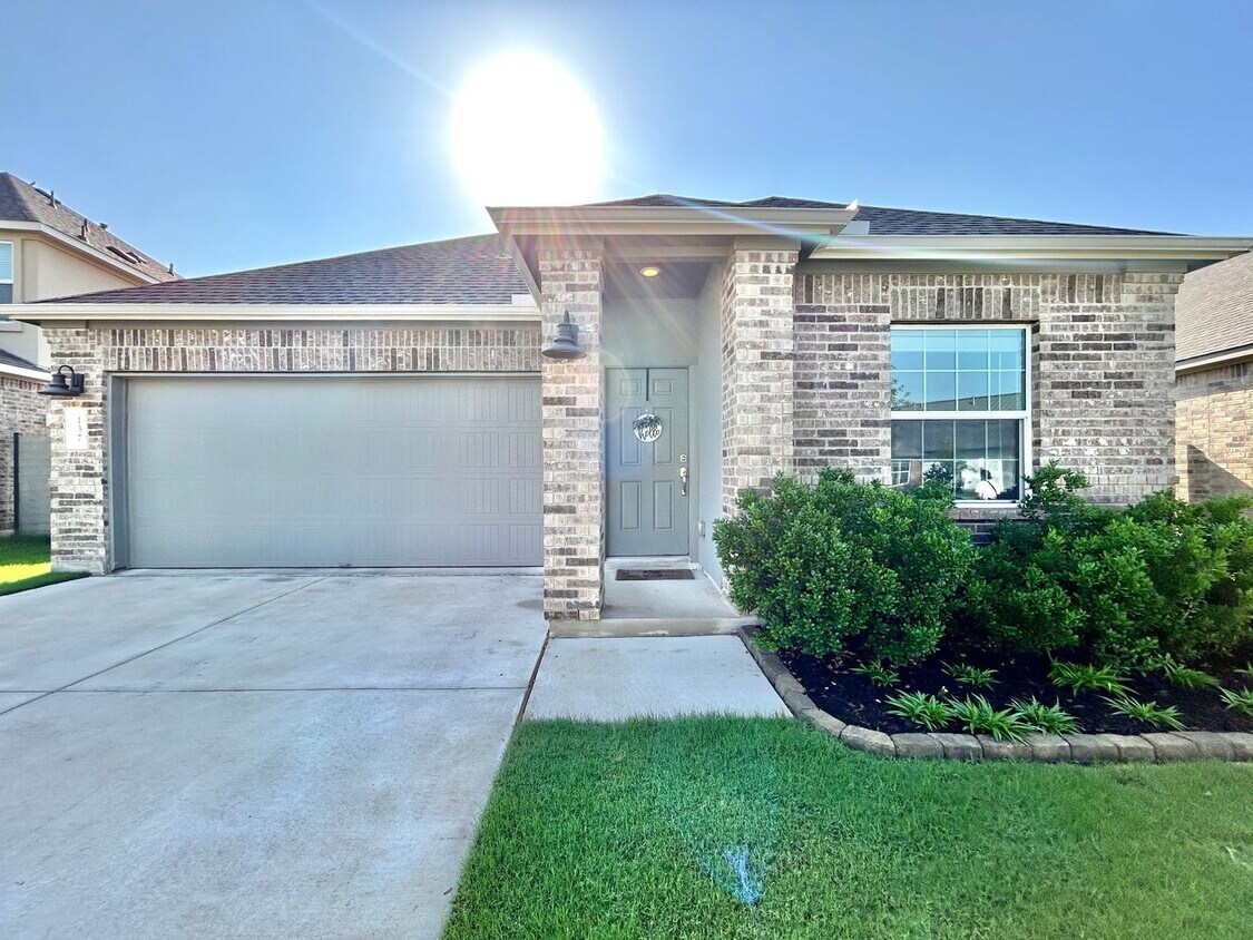Foto principal - 3/BR 2/BA Home with Modern Comforts and a ...