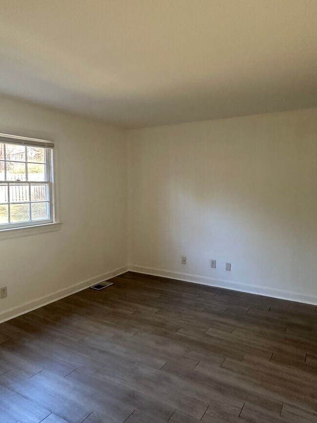 Building Photo - 2 Bedroom/2 bath Townhome