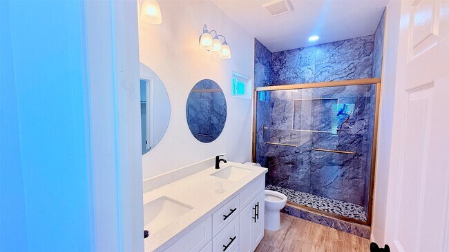 Building Photo - 7018-5914 02