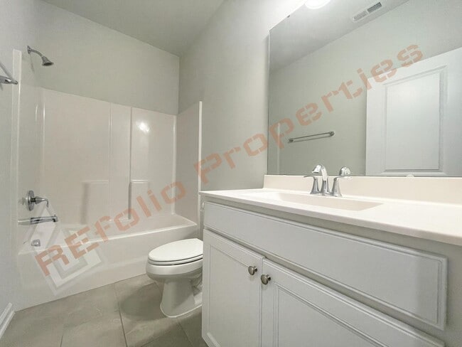 Foto del edificio - Charming 3 Story 4 Bedrooms with 1st Floor Guest Suite Townhome @ Smith Farm, Apex, Available Dec...