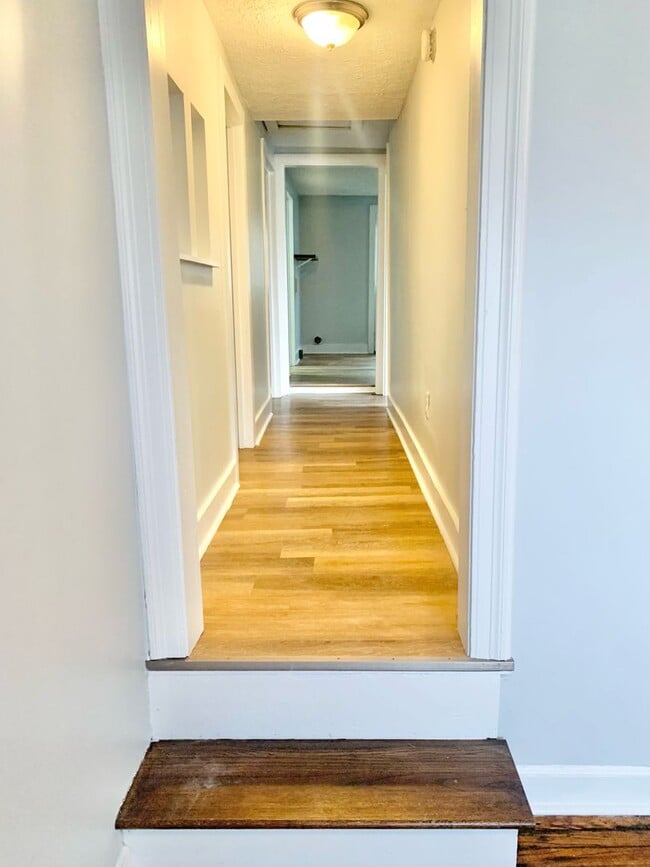 Building Photo - 3 Bedroom 1 Bath East Nashville Charmer fo...