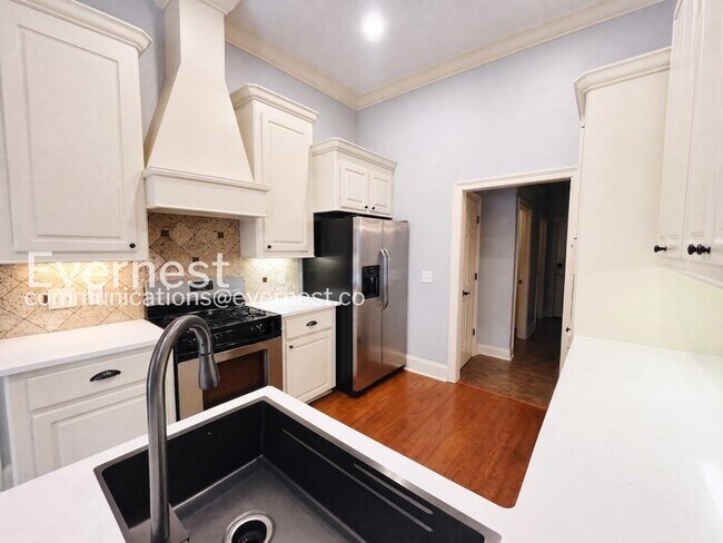 Building Photo - 3 Bed/2 Bath Home with Fenced Yard & Garage / Pet-Friendly / Available Now!