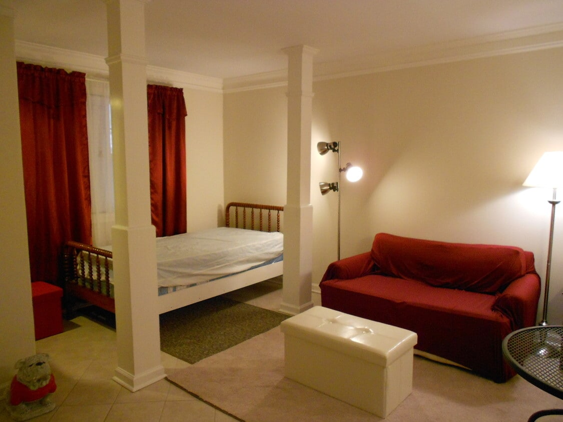 Building Photo - Studio 40- East Campus