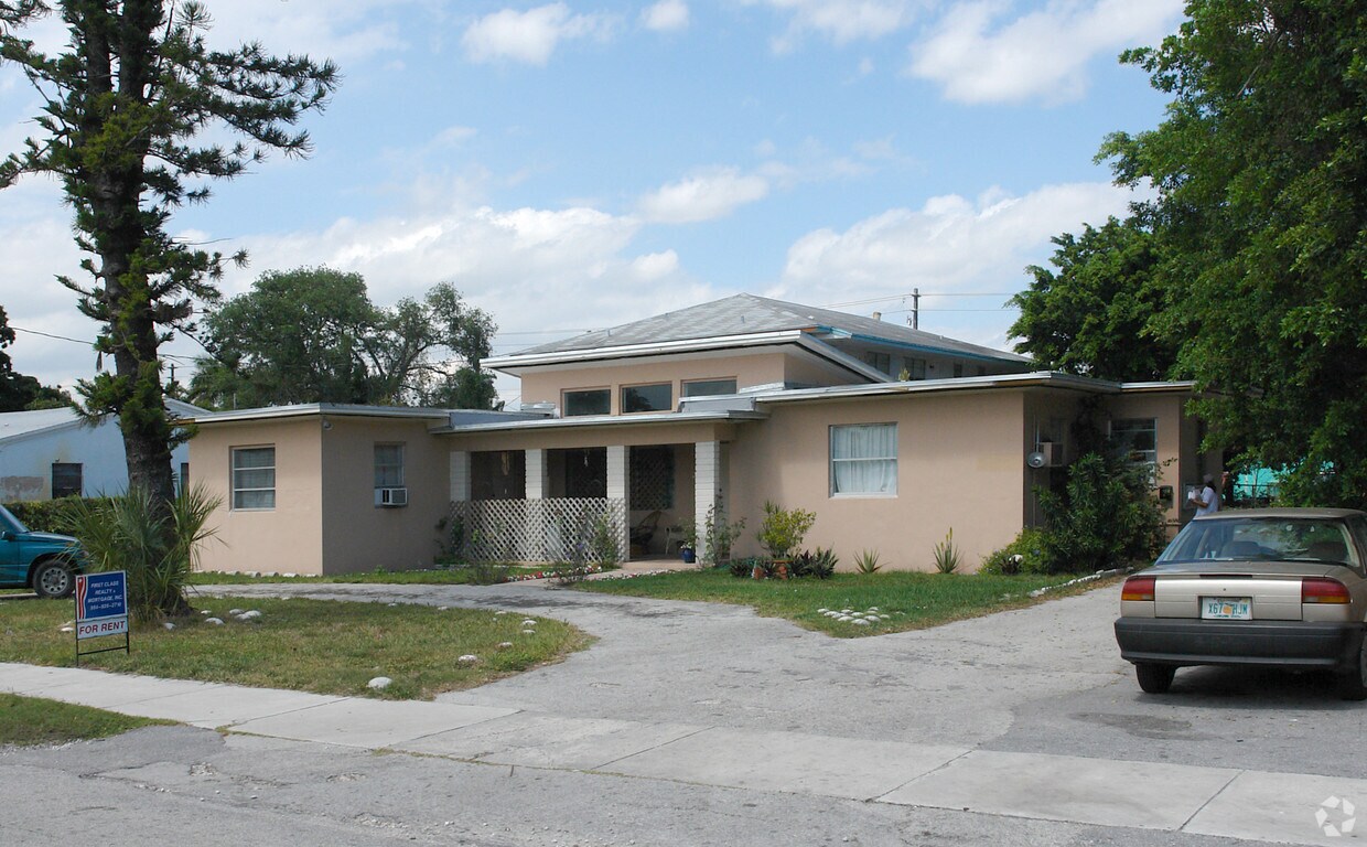 Building Photo - 2719 Lincoln St