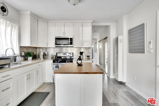 Foto del edificio - 1138 W 52nd St