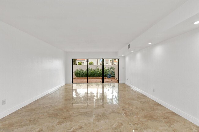 Foto del edificio - 3530 Magellan Cir