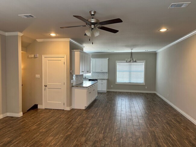 Building Photo - SHORT TERM ONLY!! - Northgate Area (Colleg...