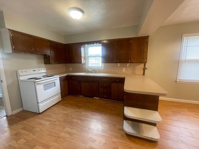 Building Photo - Spacious 4 bedroom home with a detached 2 car garage available now!