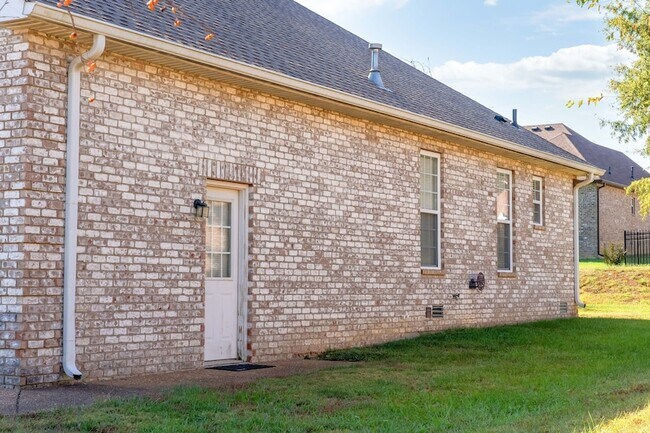 Building Photo - 637 Community Ct