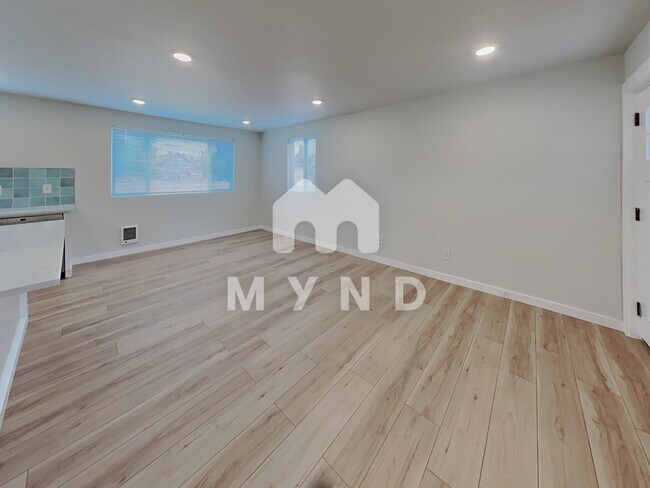 Building Photo - 4729 Delridge Way SW Unit C