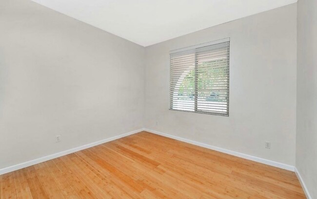 Building Photo - Perfectly Located 4 Bed, 3 Bath End Unit S...