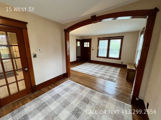 Building Photo - Beautiful Single Family Home in Easthampto...