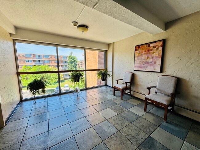Foto del edificio - 2211 S Stewart Ave