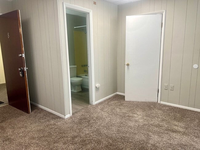 Building Photo - Studio apartment - Heart of Golden!